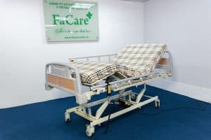 Việc chăm sóc bệnh nhân sau đột quỵ đóng vai trò quan trọng trong quá trình phục hồi chức năng, giúp người bệnh lấy lại khả năng vận động