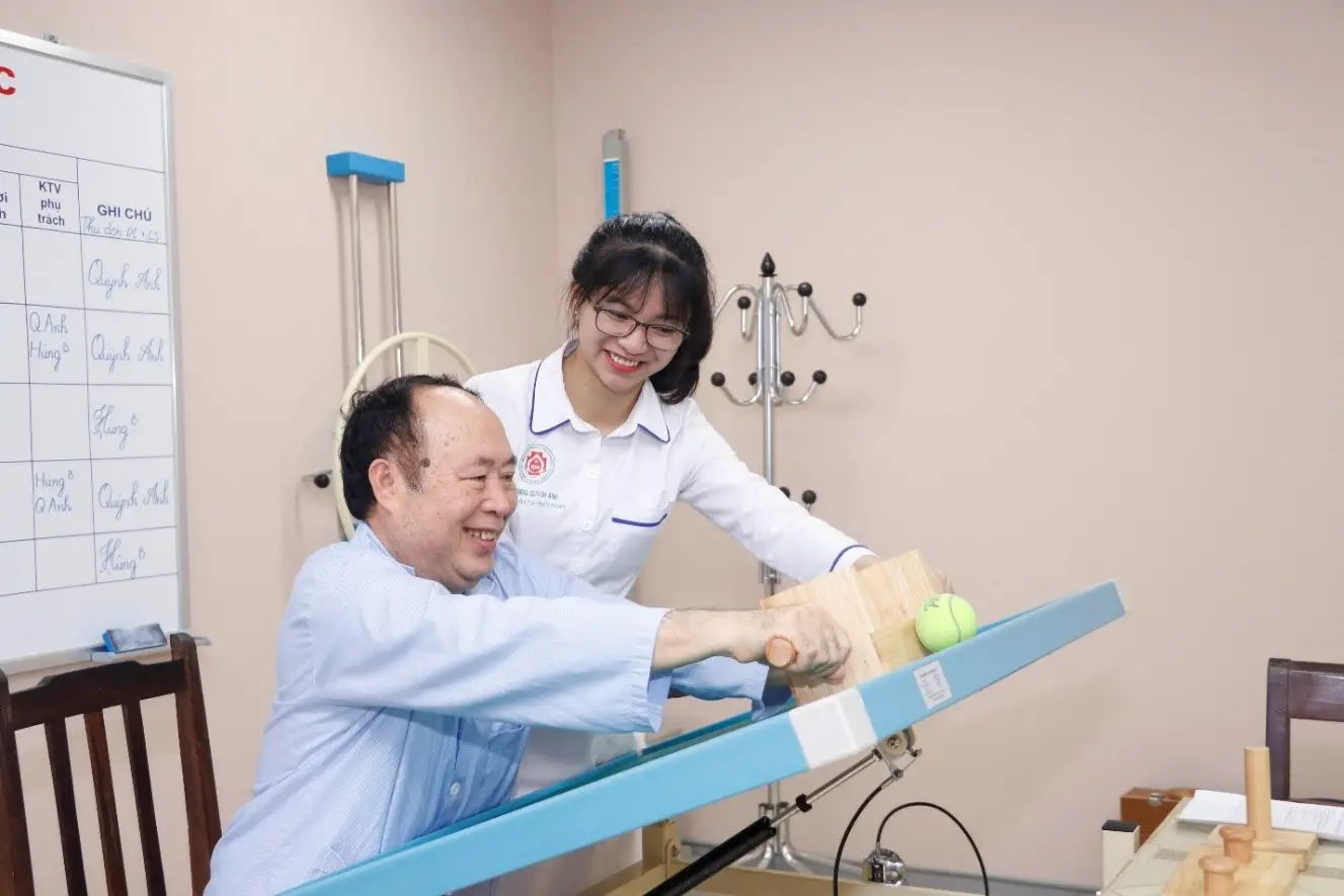 Chăm sóc và phục hồi chức năng sau đột quỵ: Hướng dẫn toàn diện cho bệnh nhân